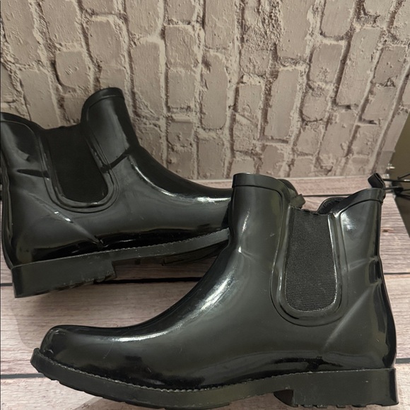 Michael Kors Charm Rain Booties - Picture 7 of 8